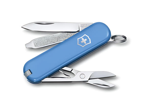 Victorinox Classic SD - Vaš nezamenljivi švajcarski alat za svaki dan u elegantnom svetlo plavom dizajnu.