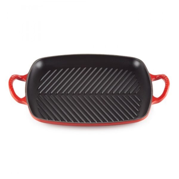 Le Creuset grill tiganj od livenog gvožđa za savršeno grilovanu hranu. Ravnomerna distribucija toplote, ergonomske ručke i emajlirana unutrašnjost. Univerzalan i dugotrajan.