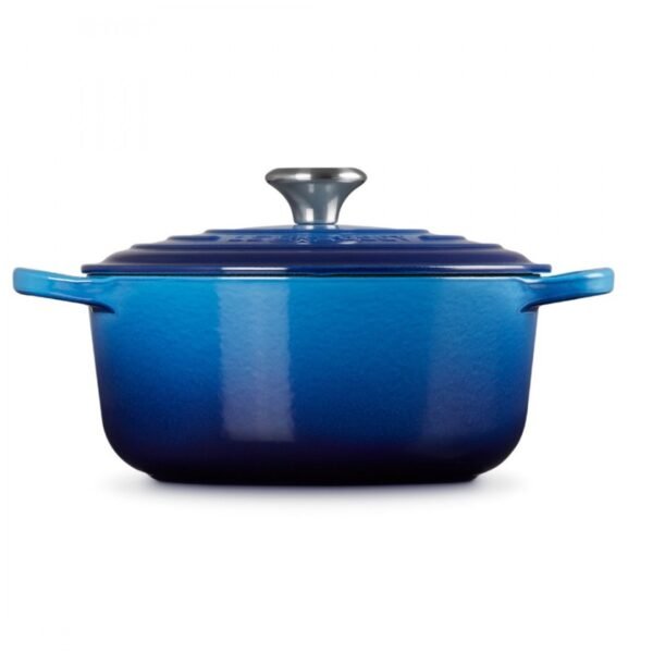 Unesite francusku eleganciju u kuhinju sa Le Creuset livenom kaserolom od 2.4 l. Savršena za pečenje, kuvanje i dinstanje, zadržava toplotu i vlagu. Lako se čisti i održava.