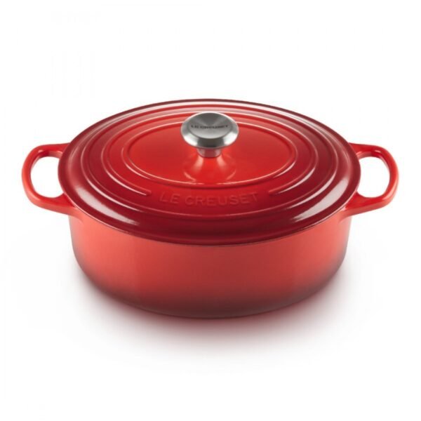 Le Creuset ovalna kaserola od livenog gvožđa - savršena za ukusne porodične obroke. Proizvedena u Francuskoj, zadržava toplotu i vlagu, laka za rukovanje i čišćenje. Svestrana primena na svim površinama za kuvanje i u rerni.