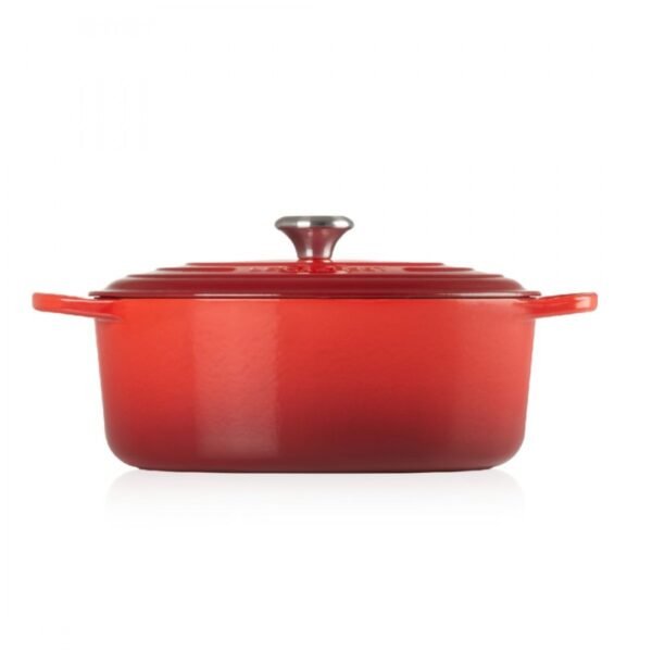 Le Creuset ovalna kaserola od livenog gvožđa, 6.3 l, 31 cm. Vrhunski kvalitet za savršene rezultate kuvanja. Ravnomerna raspodela toplote, lako održavanje i svestrana primena. Otkrijte čari kulinarstva!