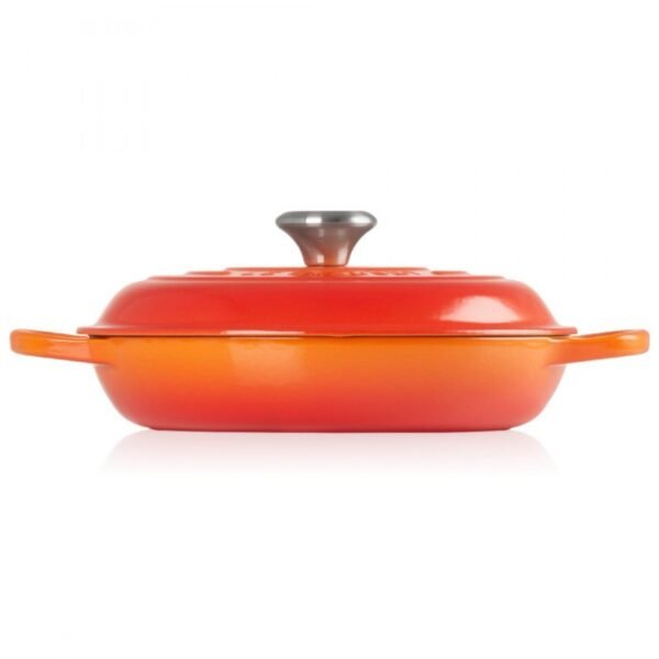 Le Creuset okrugla livena kaserola 30cm - savršena posuda za raznovrsna jela. Vrhunski kvalitet, izuzetne performanse i elegantan dizajn. Otkrijte novi svet kulinarskih mogućnosti!