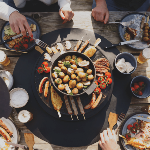 OFYR Tabl'o Placemat Black podmetač štiti sto od prskanja masti tokom roštiljanja. Set od 4 komada, izrađen od vinila, lako se čisti. Elegantan i praktičan dodatak za bezbrižno uživanje uz OFYR roštilj.