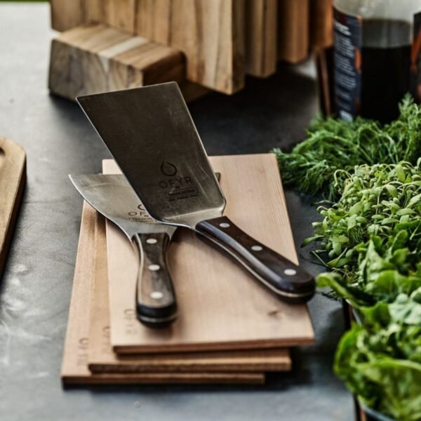 OFYR Spatula Set - savršen dodatak vašem roštilju. Okretač za pljeskavice i lopatica od nerđajućeg čelika, ergonomskog dizajna. Unapredite svoje roštiljanje i uživajte u ukusnim obrocima na otvorenom.