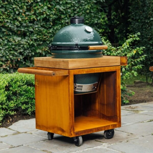 OFYR Kamado Table Corten PRO Teak Wood BGE pult - savršen spoj stila i funkcionalnosti za vlasnike Big Green Egg kamado roštilja. Unapredite svoje roštiljanje uz modularnu i mobilnu kuhinju na otvorenom.