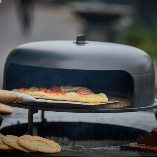 OFYR Pizza Oven - savršena peć na drva za ukusne, hrskave pice u vašem dvorištu. Jedinstvena konstrukcija, vrhunske performanse i autentičan ukus. Uživajte u nezaboravnim druženjima uz savršene pice sa porodicom i prijateljima.