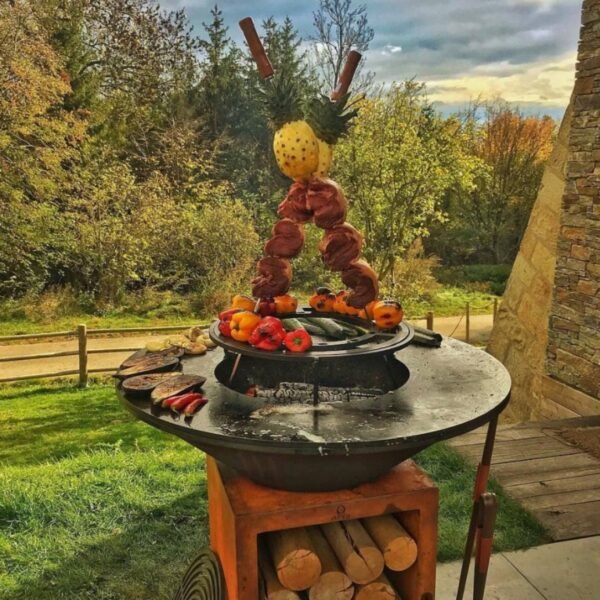 Otkrijte autentično roštiljanje u brazilskom stilu sa OFYR Brazilian Grill Set. Vertikalno postavljanje mesa na ražnjiće omogućava sporo pečenje i neodoljiv ukus dimljenja. Unesite čari brazilske kuhinje u vaše dvorište i oduševite goste nezaboravnim jelima.