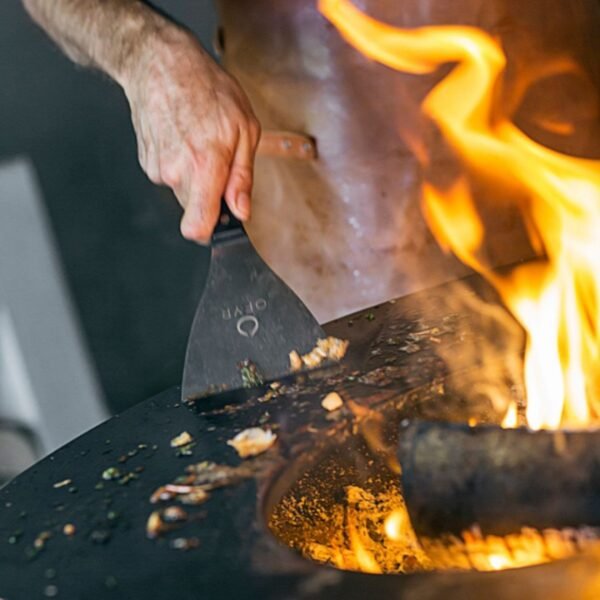 OFYR Spatula PRO - profesionalna špatula za savršen roštilj. Ergonomska termoplastična drška i oštra oštrica od nerđajućeg čelika za precizno okretanje hrane. Unapredite svoje iskustvo pripreme hrane na otvorenom i postanite majstor roštilja.