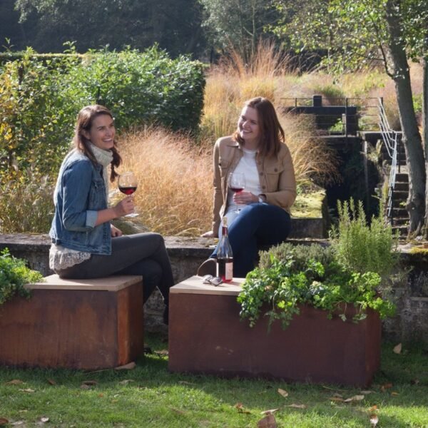 OFYR Herb Garden Bench Corten klupa - elegantno i funkcionalno rešenje za opuštanje u bašti. Uživajte u druženju, uzgajajte začinsko bilje i ulepšajte svoj kutak za uživanje na otvorenom uz ovu izdržljivu klupu od Corten čelika.