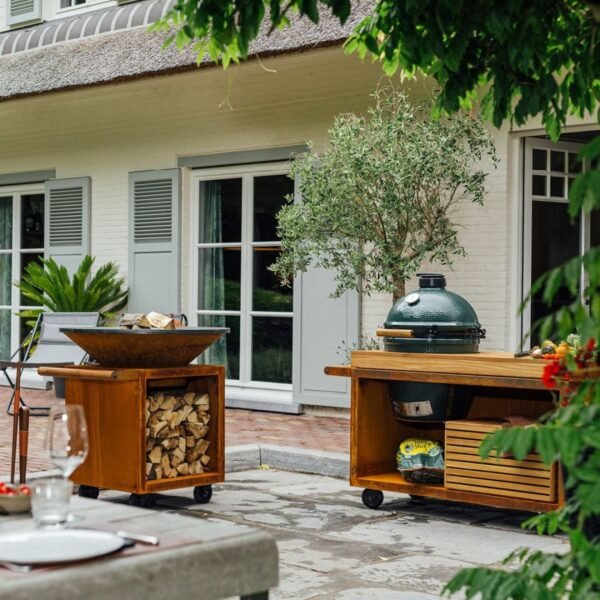 OFYR Kamado Table Corten 135 PRO Concrete BGE - inovativni pult za Big Green Egg kamado roštilj. Izrađen od Corten čelika i betona, pruža funkcionalnost i stil za savršeno iskustvo roštiljanja na otvorenom.