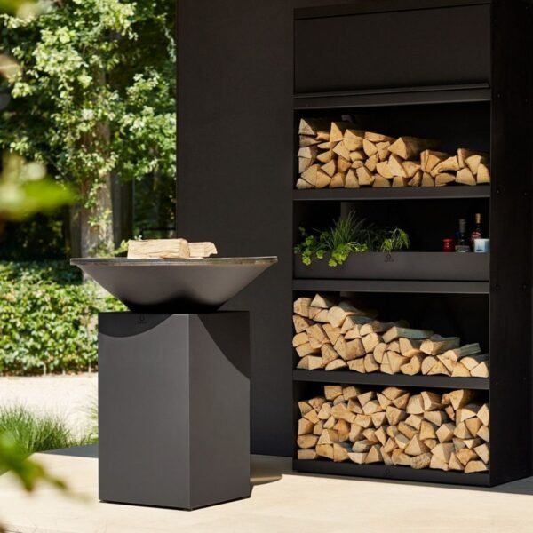 OFYR Wood Storage Black polica za drva unosi stil i funkcionalnost u Vaš vanjski prostor. Elegantna crna polica transformiše gomilu drva u privlačan element, održavajući prostor organizovanim. Savršen pratilac OFYR roštilja, otporan na vremenske uslove, pruža dodatni prostor za alate i pribor.