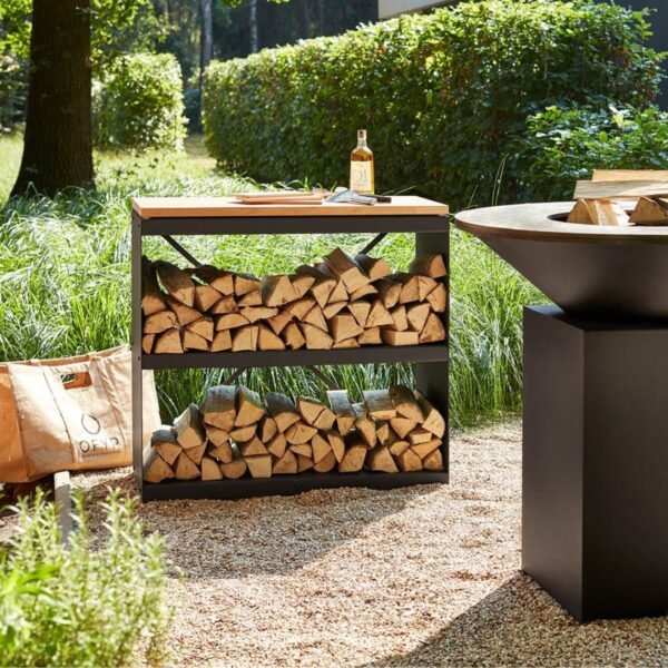 OFYR Wood Storage Black komoda za drva: elegantan i praktičan način skladištenja drva. Kompaktan dizajn, višenamenska radna površina od tikovine. Must-have za ljubitelje roštiljanja!